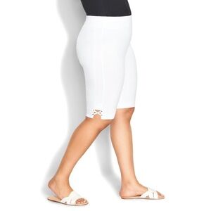 AVENUE 28W-32W White Rivet Stretch Pull Up Bermuda Short M23.10